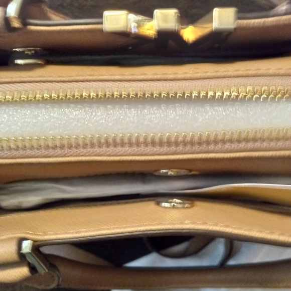 NWT MICHAEL KORS SATCHEL CROSSBODY.... GORGEOUS AND ROOMY - Picture 3 of 8